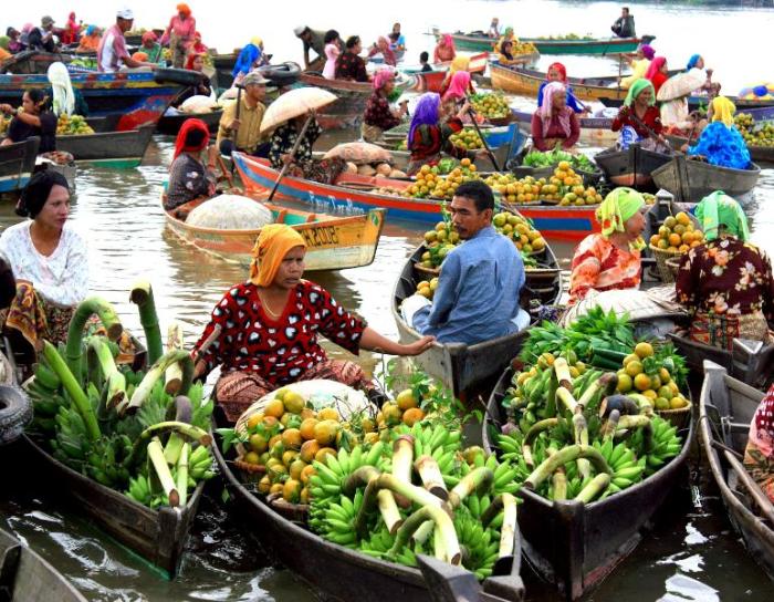 The Floating Market of Muara Kuin
